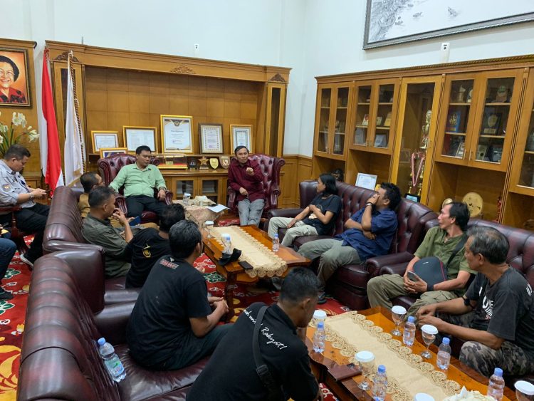 Ketua DPRD Edi Purwanto dan Para Pendemo Konflik lahan Berbincang (Dok foto:Humas DPRD Jambi)