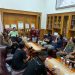 Ketua DPRD Edi Purwanto dan Para Pendemo Konflik lahan Berbincang (Dok foto:Humas DPRD Jambi)