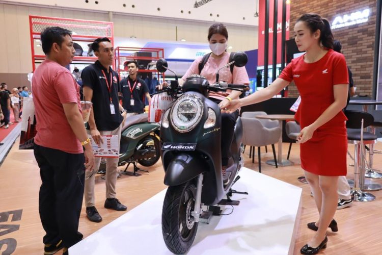 SPG Honda menerangkan produk motor Scoopy (Dok Foto:Humas Ajeng )