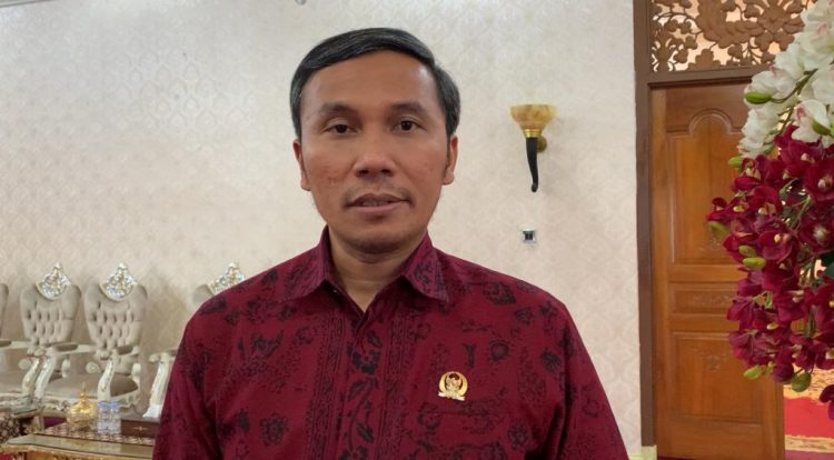 Ketua DPRD Provinsi Jambi saat diwawancarai (Dok Foto:Humas DPRD Jambi)