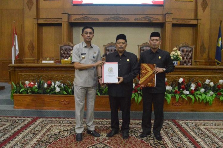 Pj.Bupati bersama Waka 1 DPRD Muaro Jambi (Dok Foto:*)