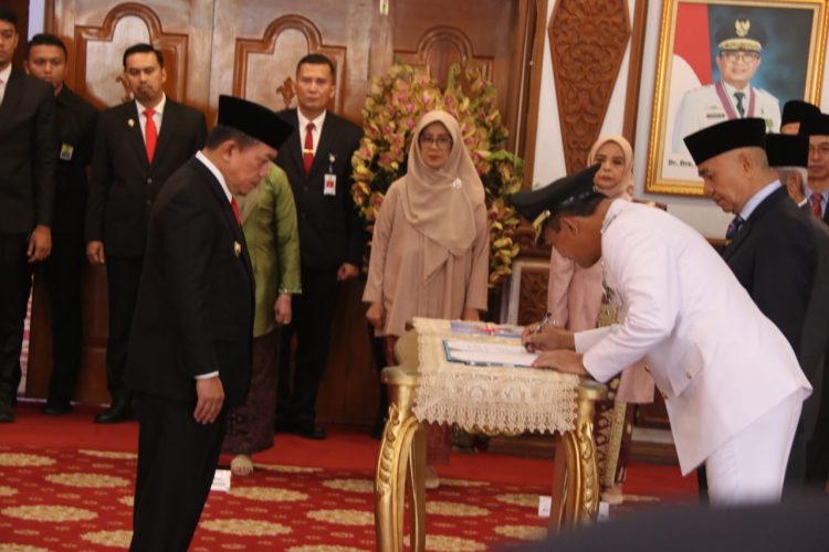 Gubernur Jambi Menyasikan Penanda Tanganan PJ.Bupati Kerinci (Dok Foto:Kominfo Jambi)