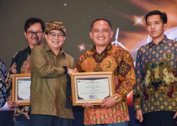 AHM_SubrotoAward’23.01: GM Plant Sunter AHM Munib Asrofi menerima penghargaan Subroto Award yang diserahkan oleh Bapak Ir. Yudo Dwinanda Priaadi, M.S selaku Direktur Jendral Energi Baru, Terbarukan, dan Konservasi Energi Kementerian ESDM. (Dok Foto:Humas Honda)