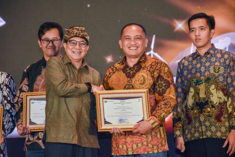 AHM_SubrotoAward’23.01: GM Plant Sunter AHM Munib Asrofi menerima penghargaan Subroto Award yang diserahkan oleh Bapak Ir. Yudo Dwinanda Priaadi, M.S selaku Direktur Jendral Energi Baru, Terbarukan, dan Konservasi Energi Kementerian ESDM. (Dok Foto:Humas Honda)