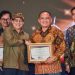 AHM_SubrotoAward’23.01: GM Plant Sunter AHM Munib Asrofi menerima penghargaan Subroto Award yang diserahkan oleh Bapak Ir. Yudo Dwinanda Priaadi, M.S selaku Direktur Jendral Energi Baru, Terbarukan, dan Konservasi Energi Kementerian ESDM. (Dok Foto:Humas Honda)