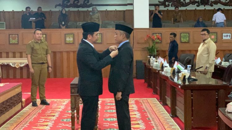 Faiz Riza Meletakan Pin kepada Anggita DPRD PAW yang baru dilantik (Dok Foto:Humas Sekretariat DPRD Jambi)