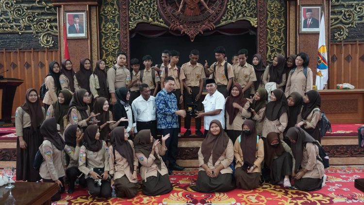 Budiyako Bersama kepala sekolah dan Siswa SMK PGRI 2 Foto Bersama (Dok Foto:Humas DPRD Jambi)
