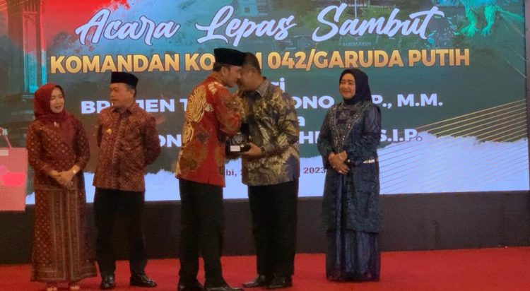 Edi Purwanto Bersalaman pisah sambut Danrem (Dok Foto:Humas DPRD Jambi)