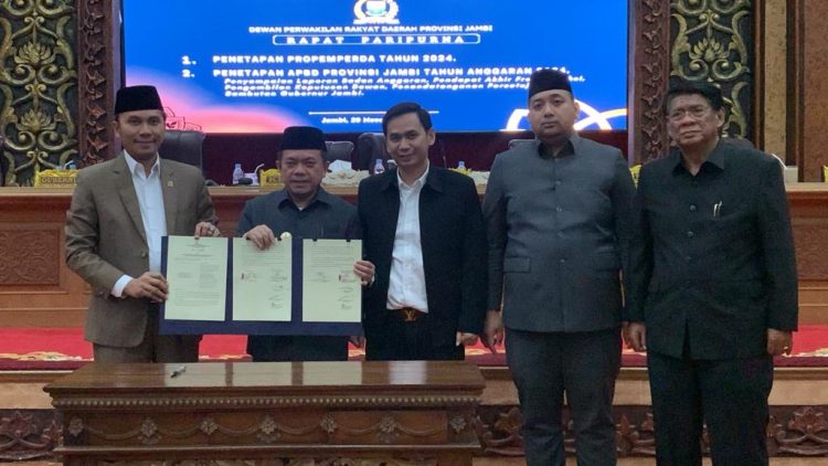 Gubernur Jambi Bersama Ketua DPRD dan Wakil DPRD Jambi (Dok Foto:Humas Sekretariat DPRD Jambi)