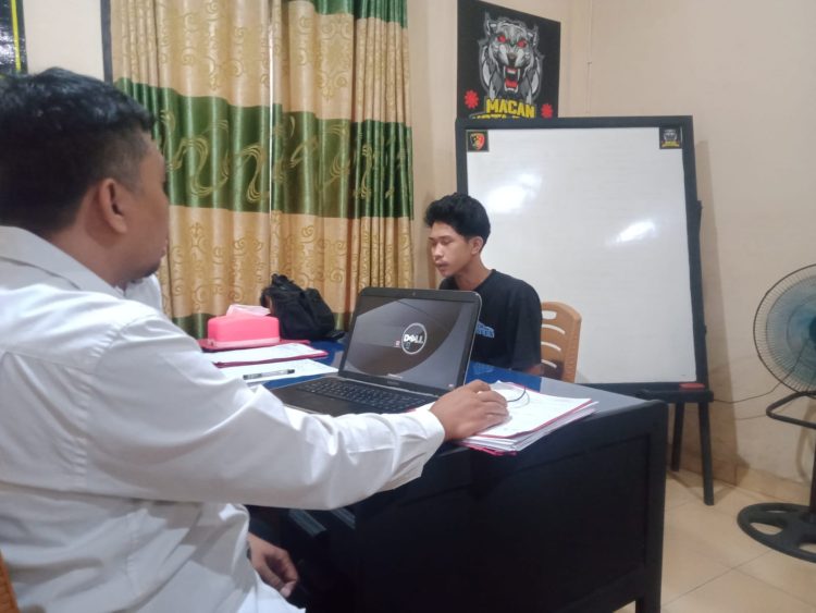 Tampak Pelaku sedang diperiksa Penyidik Polsek Kota Baru(Dok Foto:Rfo)