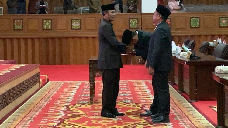 Edi Purwanto Bersalaman dengan Al Mashuri yang menjadi  
 PAW dari Rahima dari Partai Nasdem (Dok Foto:Sekretariat DPRD Jambi)