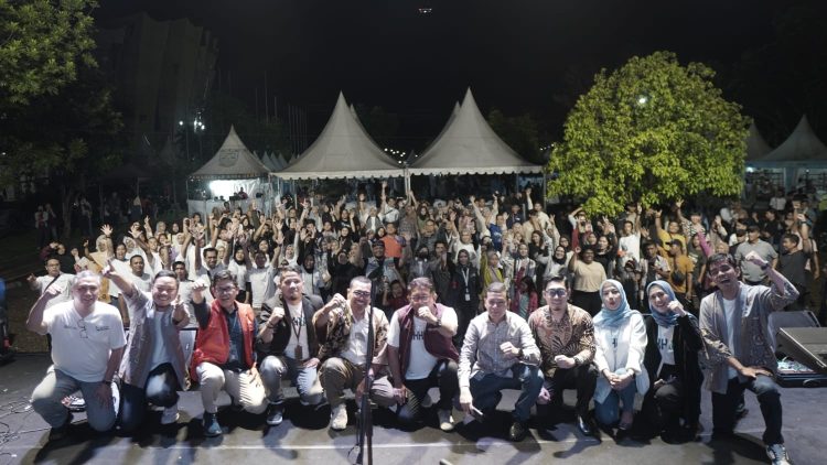 Staff Khusus III Kementrian BUMN, Arya M Sinulingga, Direktur Eksekutif Forum TJSL, Arimbawa, Manager PLN UP3 Jambi, Ediwan, Manager Pengelolaan UMK PLN Pusat foto bersama (Dok Foto:Chr)