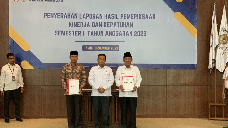 Edi Purwanto dan Wagub Jambi Abdullah Sani menyerahkan LHP Semester II (Dok Foto:Humas DPRD Provinsi Jambi)