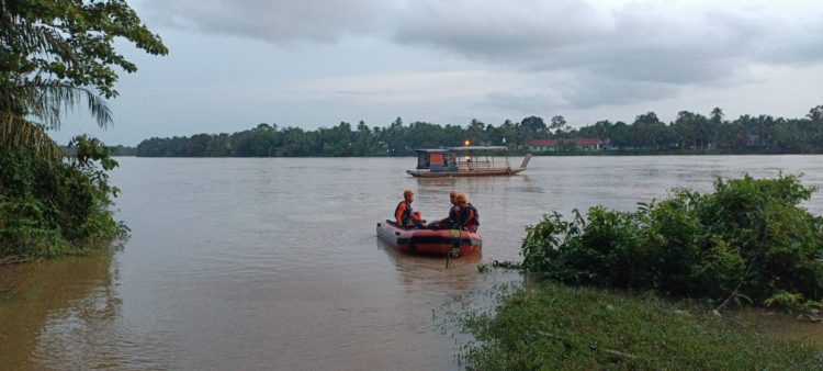 Tim Basarnas sedang mencari Korban Tenggelam (Dok Foto:Humas Basarnas Jambi)