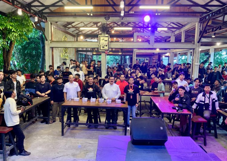 Ketua DPRD Provinsi Jambi , Edi Purwanto bersama Ketua Umum E-Sport Indonesia (ESI) Provinsi Jambi. (Dok Foto:Humas DPRD Jambi)