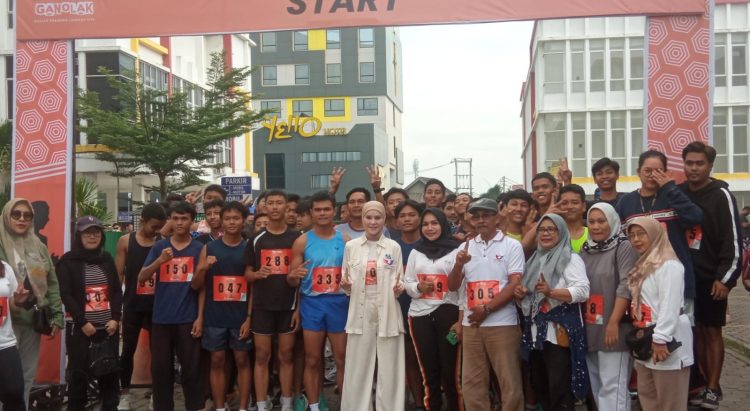 Peserta Jalan Santai GANOLAK Foto Bersama Angel Lelga (Dok Foto:Chr)