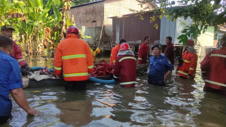 Tim Damkar lagi mengevakuasi Korban (Dok Foto:Rfo)