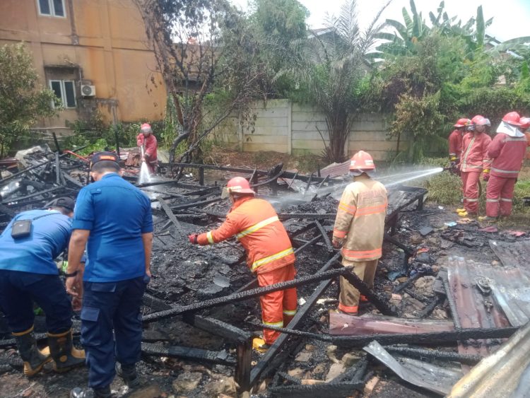 Tampak Kadis Damkar Cek TKP Kebakaran (Dok Foto:Rfo)