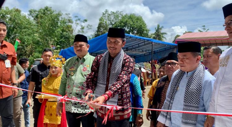 Ketua DPRD Provinsi Jambi Edi Purwanto didampingi Bupati Bingo Saat Memotong Pita (Dok Foto:*/red)