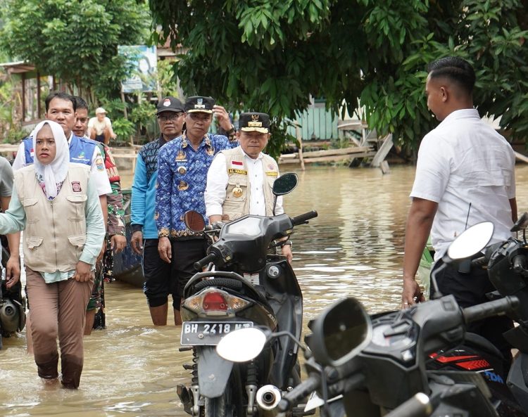 Gubernur Jambi Al-Haris tinjau langsung banjir di sijenjejang (Dok Foto:Kominfo Jambi)