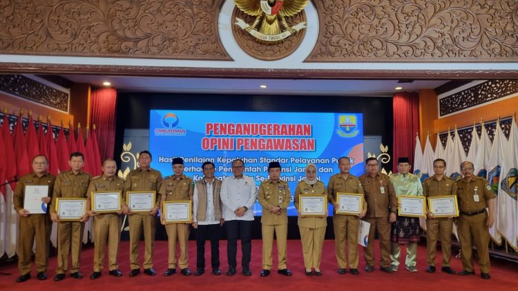 Foto Bersama Kepala Ombudsman Perwakilan Jambi dan Gubernur Jambi serta Kepala Daerah Raih Penghargaan (Dok Foto:Humas Ombudsman Jambi)