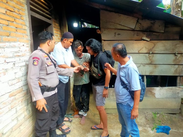 Tampak Pelaku Sedang Dibawak Oleh Kepolisian (Dok Foto:*/red)