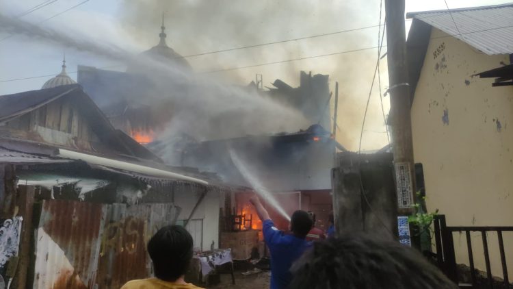 Tampak Personil Damkar Kota Jambi melakukan pemadaman api (Dok Foto:Rfo)