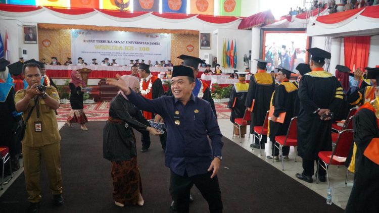 Gubernur Jambi Al Haris Menyapa para Wisudawan (Dok Foto:Kominfo Jambi)