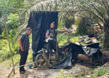 Tampak Polisi menyegel tempat minyak ilegal (Dok Foto:Rfo)