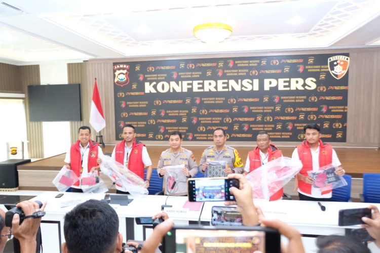 Kapolres Tebo AKBP I Wayan Arta Ariawan, didampingi Dirreskrimum Polda Jambi Kombes Pol Andri Ananta, Kabid Humas Polda Jambi Kombes Pol Mulia Prianto (Dok Foto:Rfo)