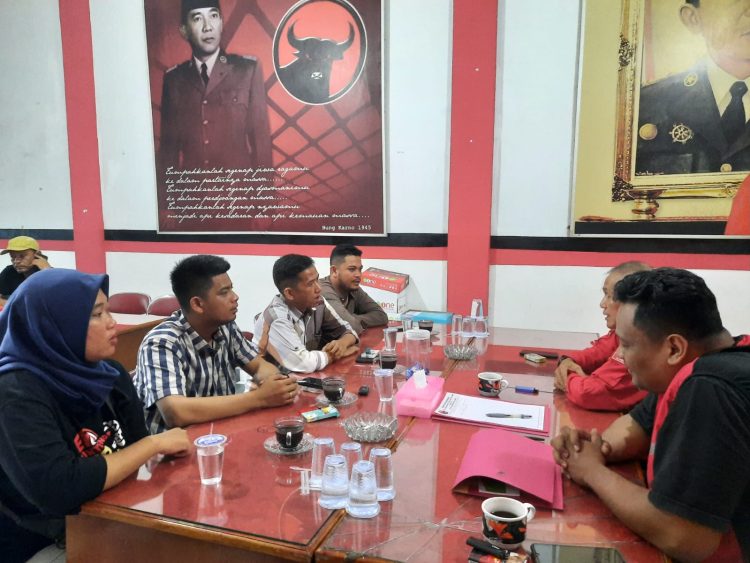 Paris Siregar Berbincang Kepada Para Kader PDIP (Dok foto:*/red)