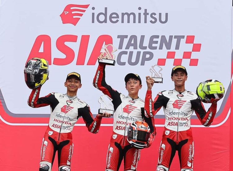 AHM_IATC.R2. 01 & 02 : Pebalap binaan AHM M. Kiandra Ramadhipa (kiri) berhasil meraih podium kedua pada race kedua ajang Idemitsu Asia Talent Cup (IATC) seri kedua yang digelar di Sepang International Circuit, Malaysia (18/8) dok foto:Humas AHM