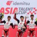 AHM_IATC.R2. 01 & 02 : Pebalap binaan AHM M. Kiandra Ramadhipa (kiri) berhasil meraih podium kedua pada race kedua ajang Idemitsu Asia Talent Cup (IATC) seri kedua yang digelar di Sepang International Circuit, Malaysia (18/8) dok foto:Humas AHM