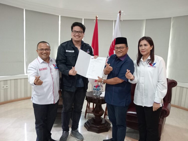 Maulana dan Diza Aljosha Hazrin di Pilwako Jambi 2024. Dukungan ini diserahkan langsung oleh Wakil Ketua 1 DPP Perindo, Michael Victor Sianipar (Dok foto:*/red)