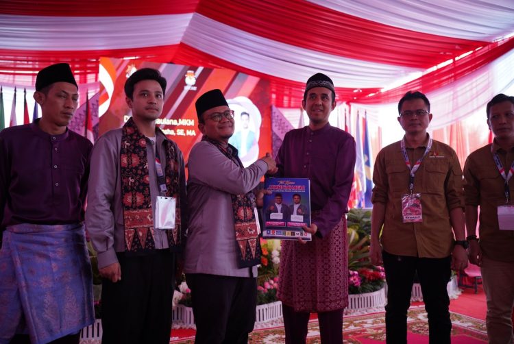 Maulana Bersama Ketua KPU Kota Jambi di sakdikan oleh Bawaslu Kota Jambi (Dok Foto,:Chr)