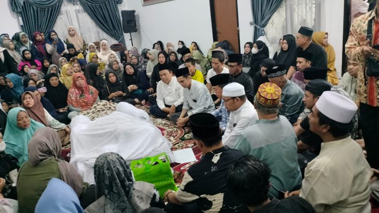 Tampak Al Haris memakai kemeja Sedang membaca Doa (Dok Foto:*/red)