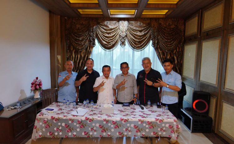 Cagub Jambi Al Hari bersama Ketua DPW Pan Provinsi Jambi dan tim 808 Jambi foto Bersama (dok foto:*/red)