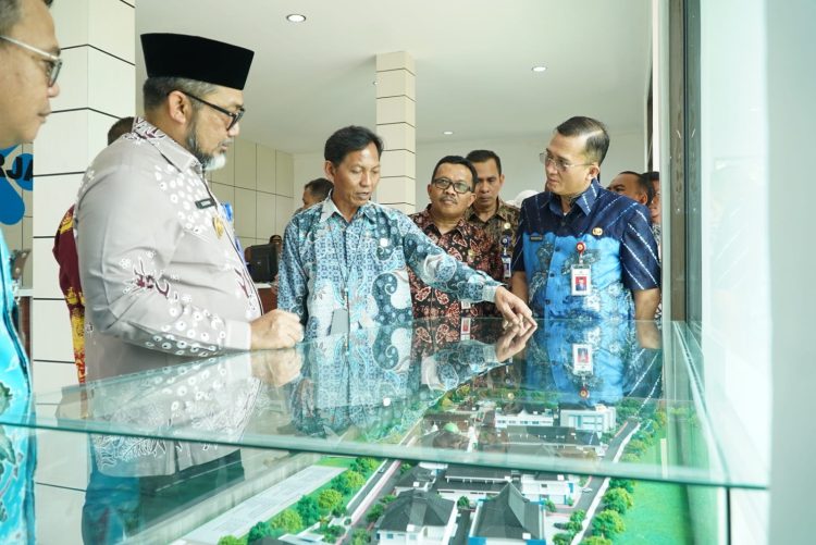 Pjs Sudirman didampingin Kadis kominfo Provinsi Jambi sedang mendengarkan presentase (Dok foto:Kominfo Jambi)