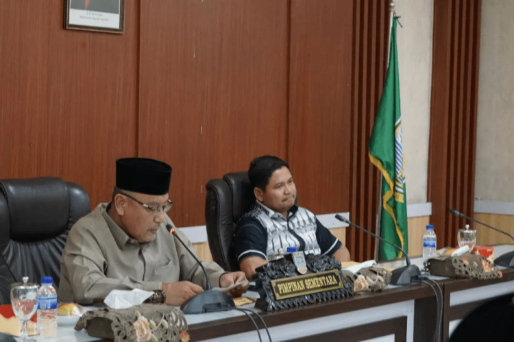 Pimpinan Sementara Muhili saat memimpin rapat Internal (Dok Foto:*)