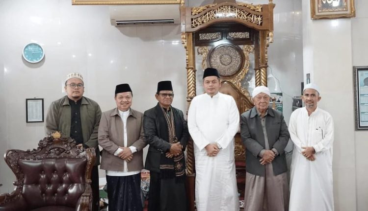 KFA beserta pengurus Masjid (Dok Foto:*)