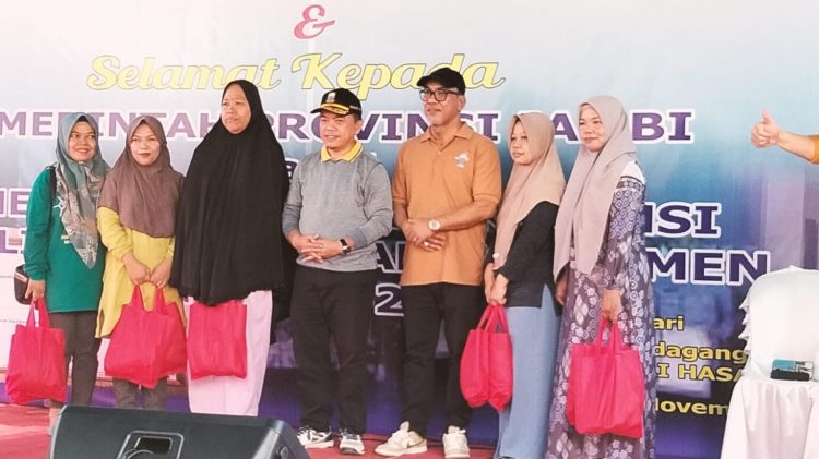 Gubernur Jambi Al Haris berfoto sama (DOk Foto:*)