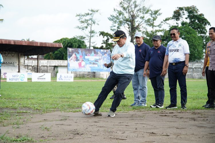 Gubenur Jambi Al Haris Menendang Bola Saat Meresmikan Gubenur Cup 2025 (Dok Foto:Kominfo Jambi)