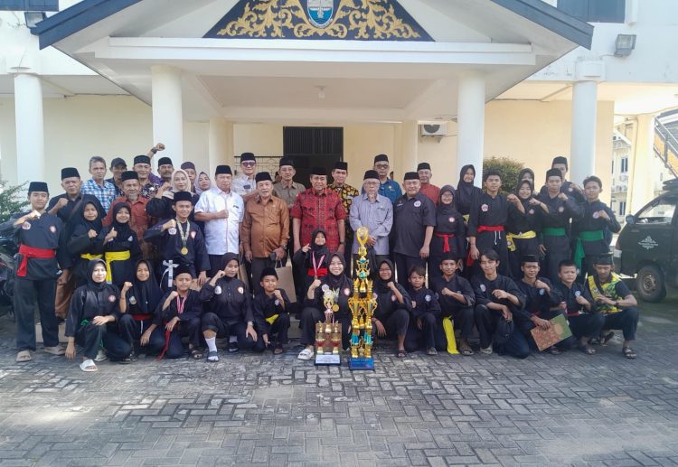 Pengurus Besar Persatuan Pencak Silat Dembalang Negeri beserta Atlet foto bersama (Dok Foto:Chr)