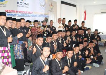 Wasit dan Juri Pancak Silat Foto bersama Presiden FPSTI  (Dok Foto:Chr)