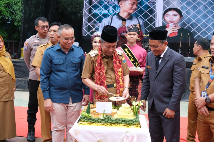 Wakil Gubernur Jambi Memotong Tumpeng Hut SMAN 3 Kota Jambi (Dok foto:Diskominfo Jambi)