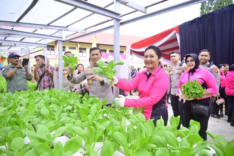 Kegiatan tersebut diikuti oleh Kapolda Jambi Irjen Pol. Rusdi Hartono, Ketua Bhayangkari Jambi Ny. Rena Rusdi (Dok foto:Humas Polda Jambi)
