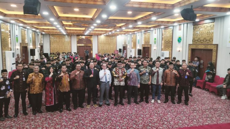 Sekda Provinsi Jambi Sudirman  Foto Bersama Peserta Pelatihan  (Dok Foto:Kominfo Jambi)