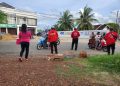 Tampak Anggota PSI sedang membagi Takjil (Dok Foto:*/red)