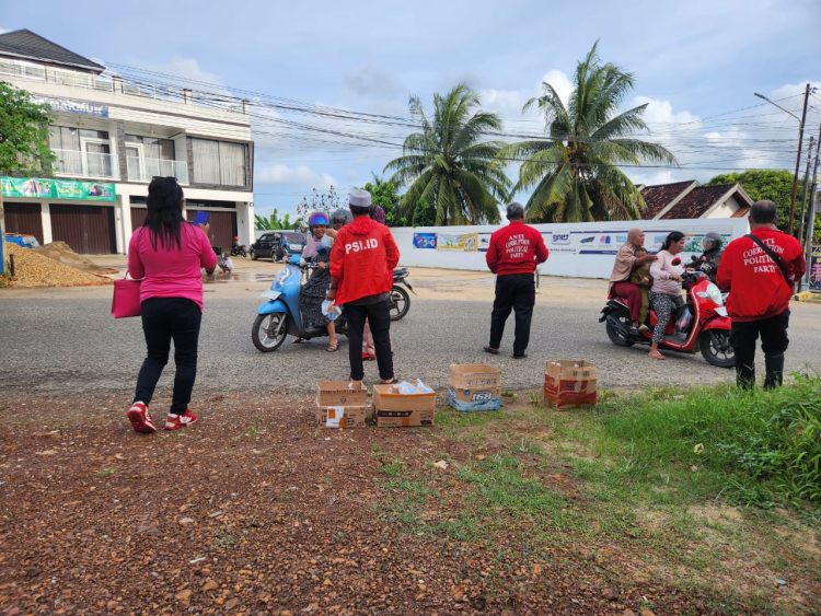 Tampak Anggota PSI sedang membagi Takjil (Dok Foto:*/red)