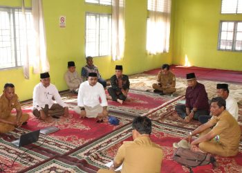 Ketua Lam Kota Jambi berbincang bersama Persiapan Lomba Adat (Dok Foto:Chr)